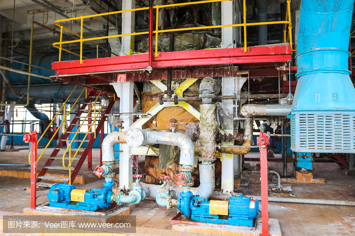 工业炼油厂泵送液体燃料产品用带法兰和阀门的铁金属离心泵设备和管道